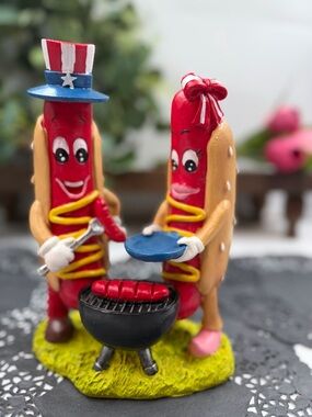 VIRAL Funny Hot Dog Couple BBQ Figurine Patriotic Kitchen Decor